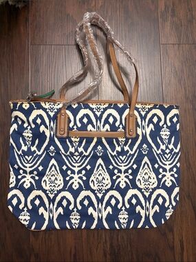 Stella & Dot  Navy & White Pattern Tote with Tan Handles
